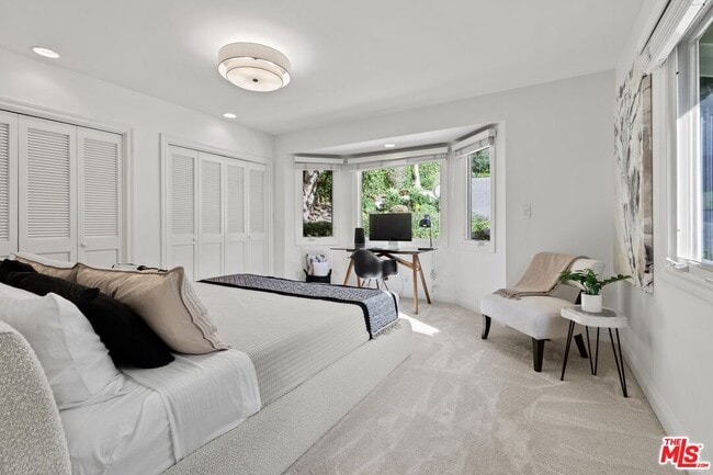 Building Photo - 1115 Palos Verdes Dr W