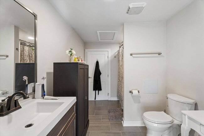 Building Photo - Beautifully Renovated End-Unit Townhome in the Heart of Phoenixville