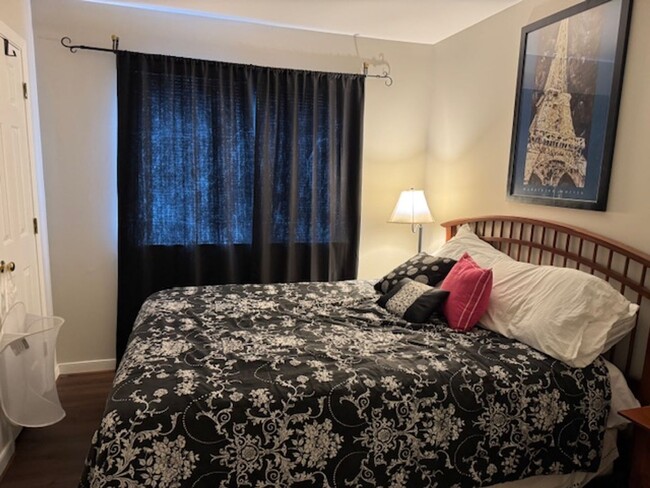 Building Photo - Apartment Located Minutes from Downtown Le...