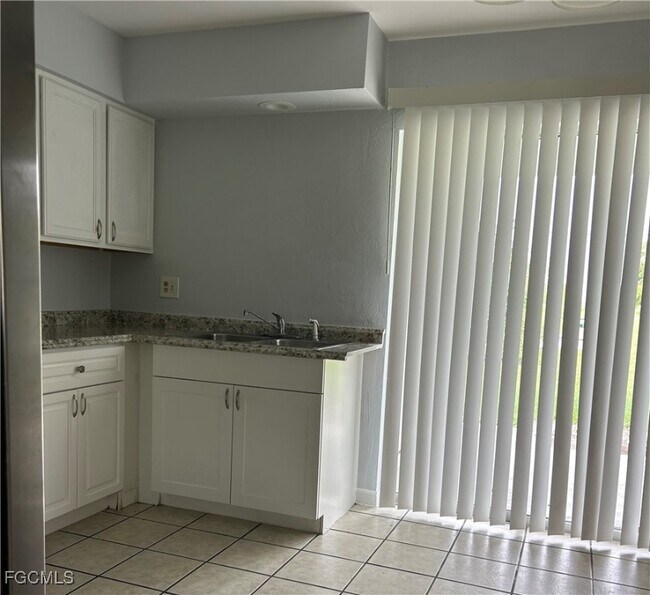 Building Photo - 953 NE Pine Island Ln