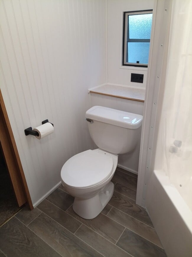 Building Photo - Private Manufactured Home!