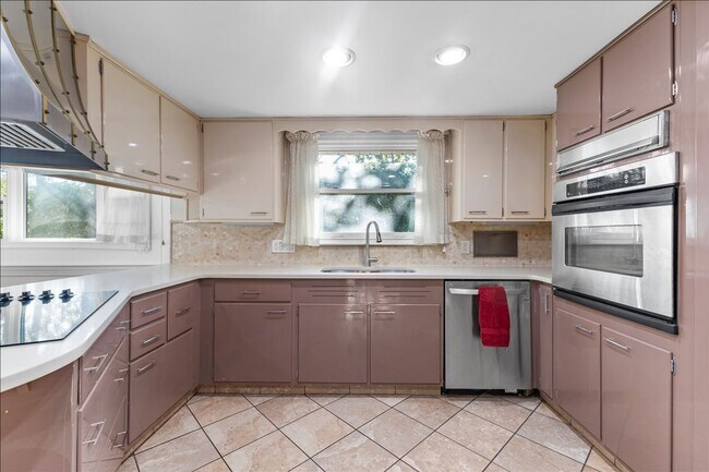 Building Photo - Magnificent 6 bedroom house in desirable H...