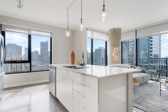 Building Photo - 823 N Clark St