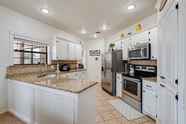 Building Photo - Beautiful 3-Bedroom home!