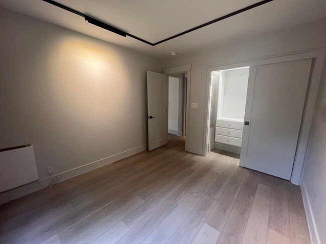 Building Photo - Newly Remodeled Condo on Capitol Hill - Close to UW
