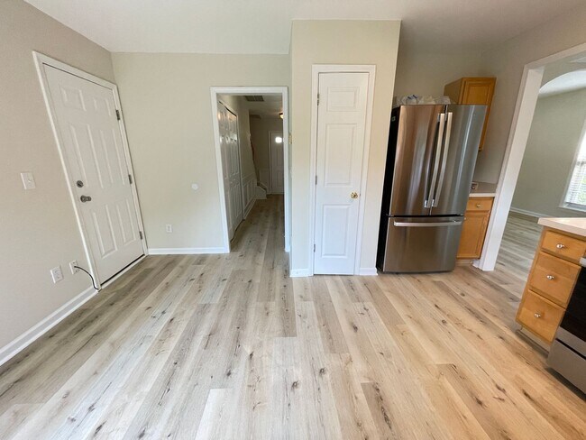 Building Photo - Beautiful, updated 3br 2.5 ba home with garage, fenced-yard in Home Valley Farms Now Available!