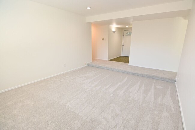 Building Photo - 5659 Lathrop Dr