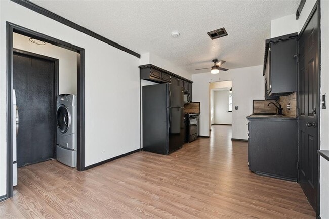 Building Photo - 1420 NE 8th St