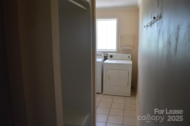 Building Photo - 2166 Old Mountain Rd