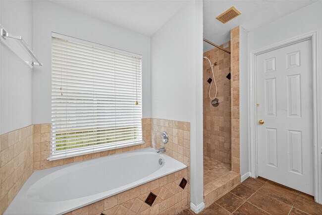 Building Photo - 16414 Sylvan Dale Dr
