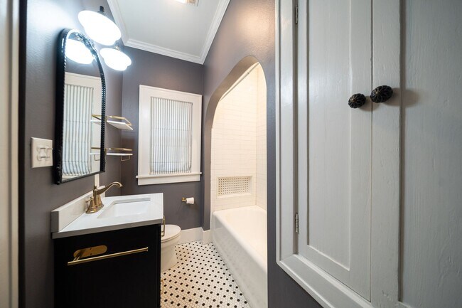 Building Photo - Charming home, great condition!