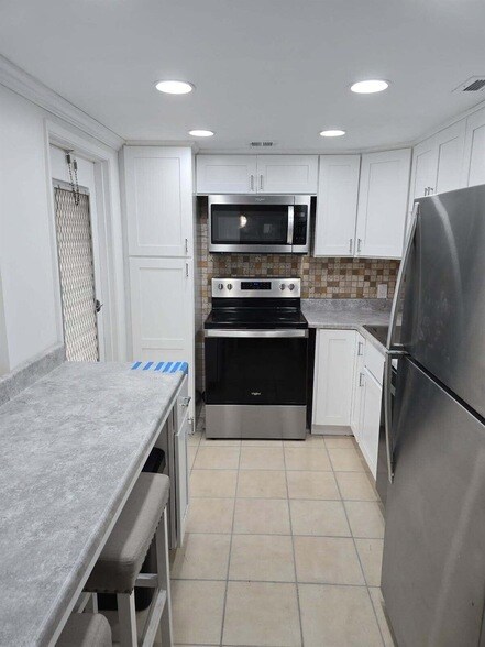 Building Photo - 3150 N Palm Aire Dr