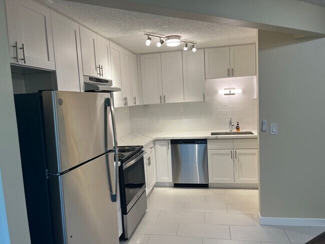 Building Photo - Spacious Renovated 2 Bed 1.5 Bath with Cor...