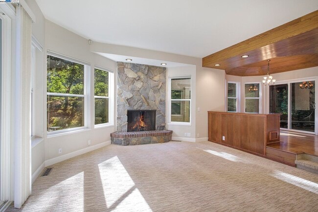 Building Photo - 3 Blackhawk Club Ct