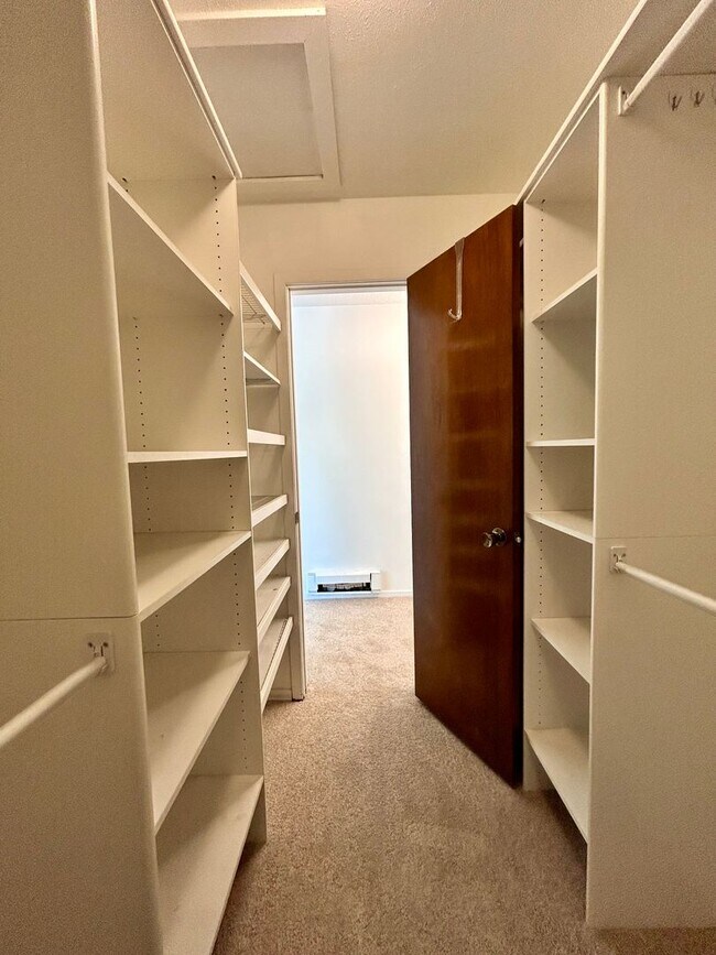 Building Photo - Beautiful & Bright Corner Condo in North Boulder