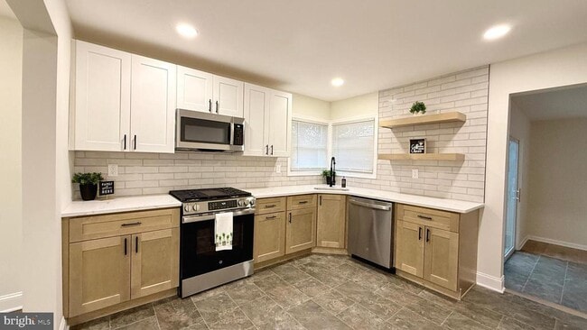 Building Photo - 115 Gloucester Ave