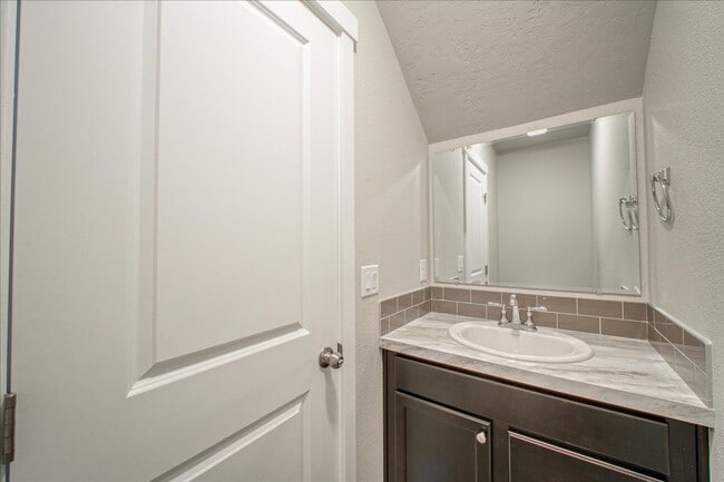 Building Photo - Cute Townhome in SW Boise