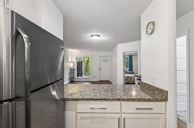 Building Photo - Newly Remodeled 2Bed 1Bath Townhome in Prior Lake!