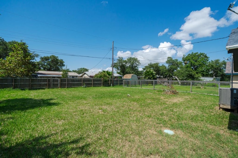 Building Photo - 213 Lazy Ln