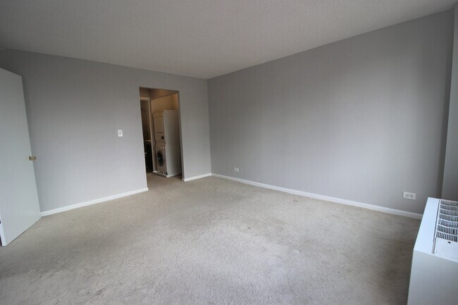 Building Photo - 2754 N Hampden Ct