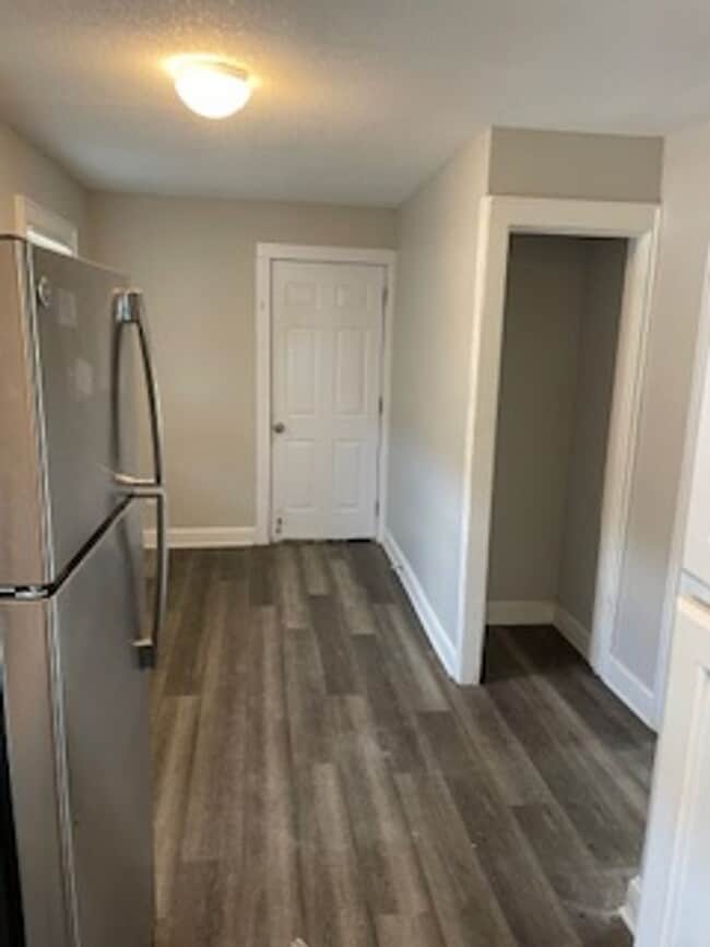 Building Photo - Charming, remodeled 2 bedroom in the blue district of Kansas City!
