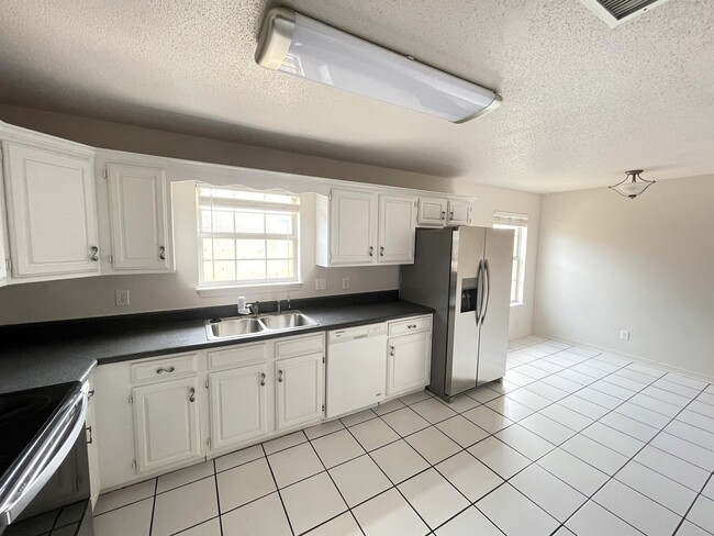 Building Photo - 2212 Peachwood Ct