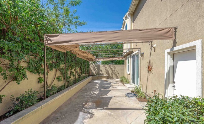 Building Photo - Modern, Move-In Ready Home with Attached 2-Car Garage