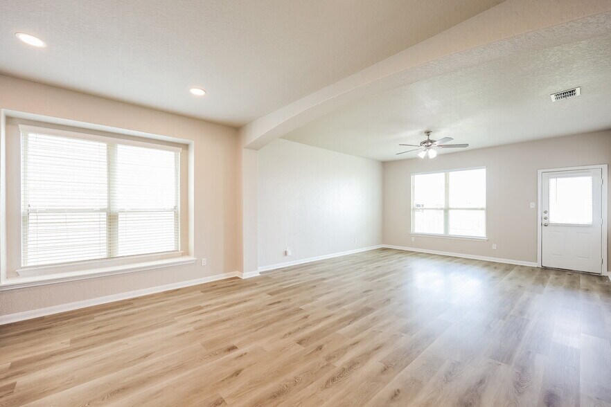 Building Photo - 11346 Charismatic