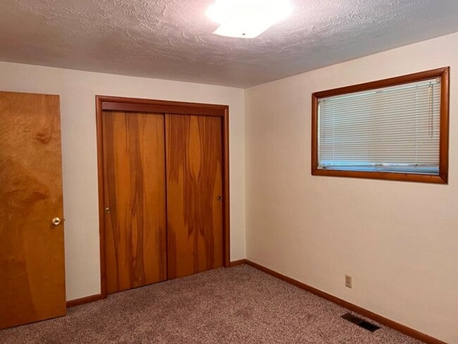 Building Photo - 3Bd/2Ba Single Story House - Available To ...