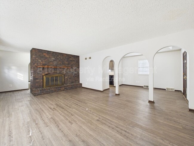 Building Photo - 3929 S Carriage Ln