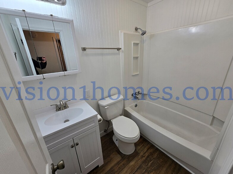 Building Photo - 433 Lewis Blvd