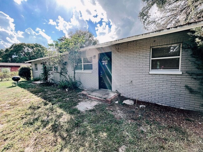 Building Photo - NEW, LOWER PRICE! 3/1 Duplex AVAILABLE NOW!