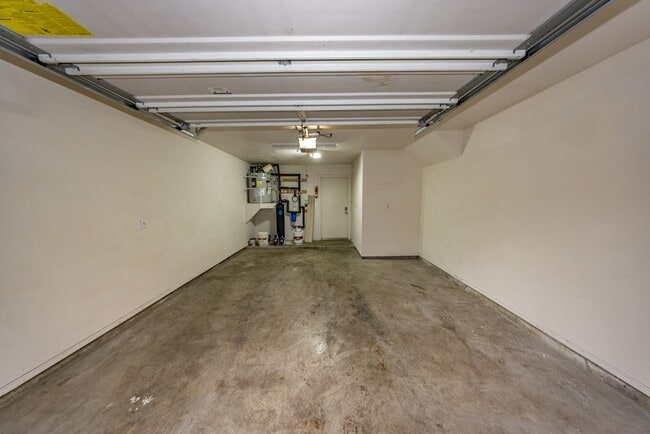 Building Photo - Townhome-Style Condo at Columbia Shores - 3 Bedroom