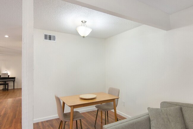 Building Photo - 11681 Village Pl Dr