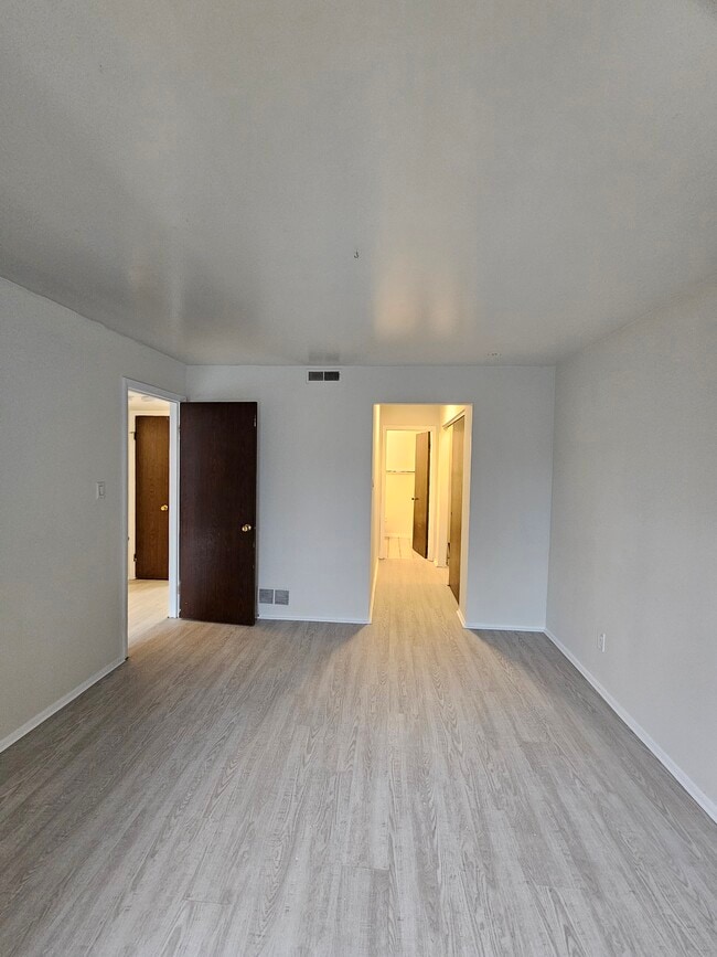 Building Photo - 800 Brook Dr
