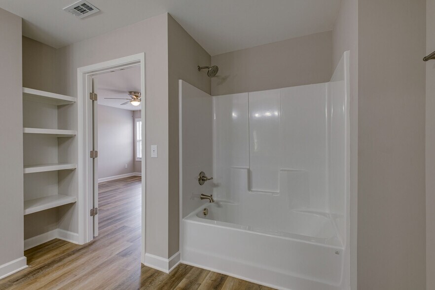 Building Photo - 648 S Tunnel Rd