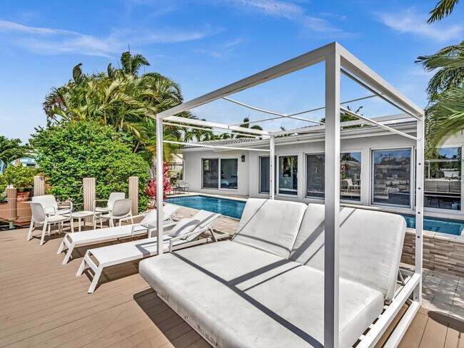 Building Photo - 1640 NE 43rd St