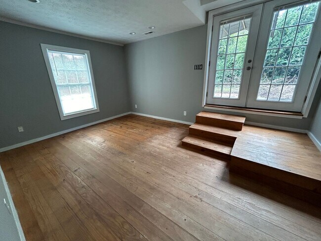 Building Photo - 2920 Lone Oak Rd