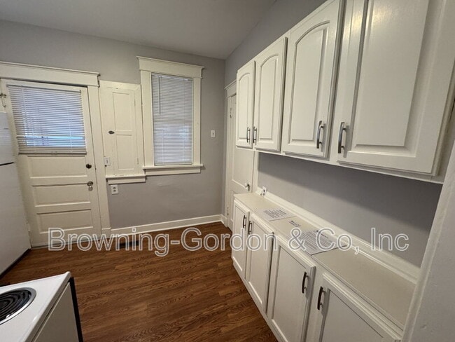 Building Photo - 1806 15th Ave S