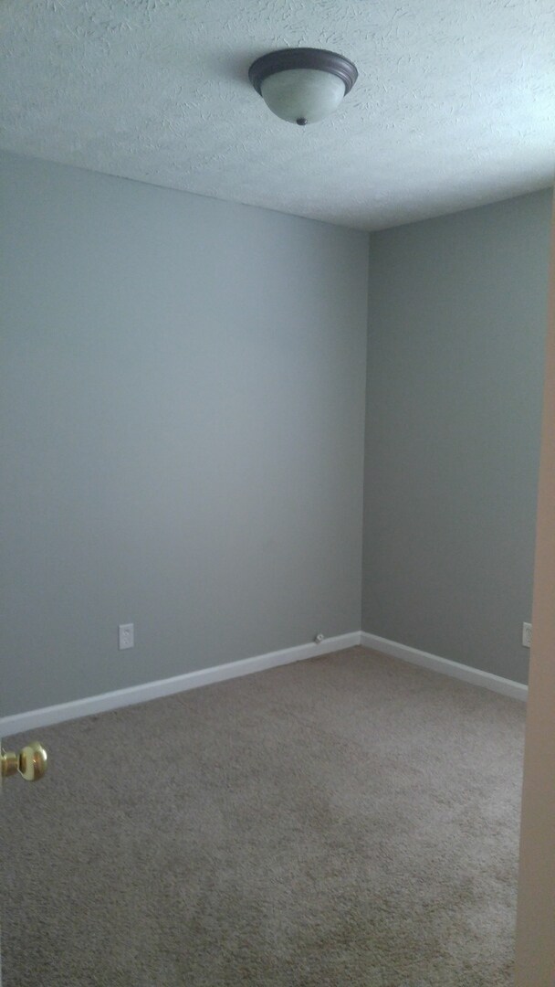 Building Photo - Southside Single Family Home Attached 2 Car Garage 3bd/2.5 Bath Romney Sub.