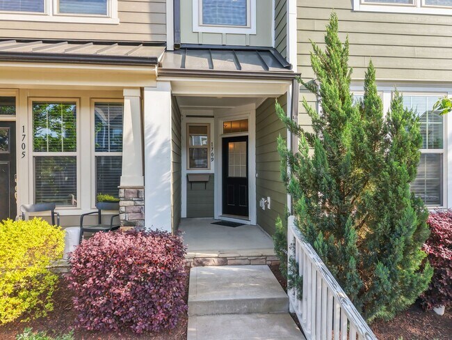 Building Photo - 1709 Shady Oaks Dr