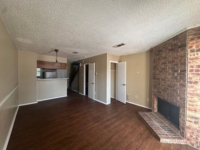 Building Photo - Spacious 2 story townhouse with fenced yard!