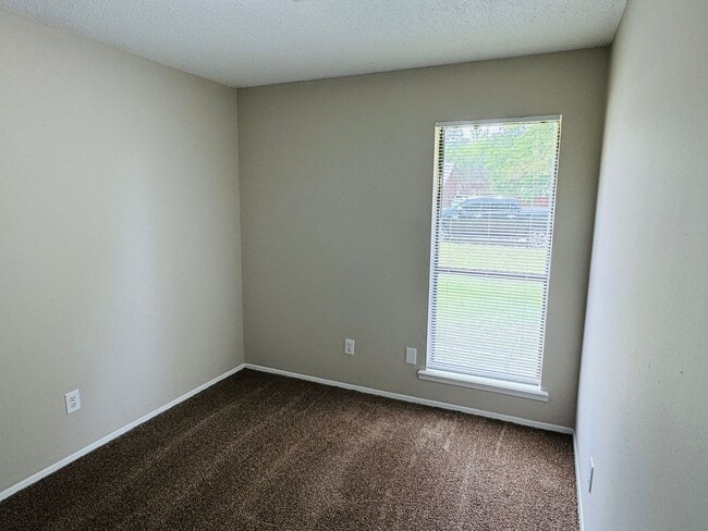 Building Photo - 3-Bedroom Gem !!