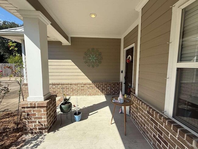 Building Photo - 703 Nutmeg Ave