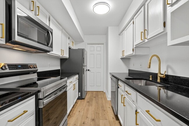 Building Photo - Very Nicely Update Condo in Prime Location!