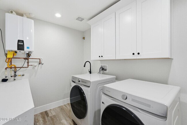 Building Photo - 3041 E Elm St