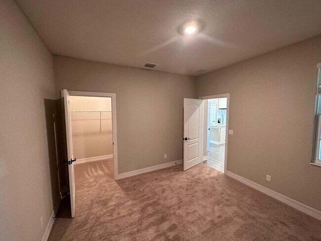 Building Photo - 1726 Party Pl