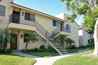 Building Photo - $2,700 - 2 Bed / 2 Bath Condo in Mira Mesa