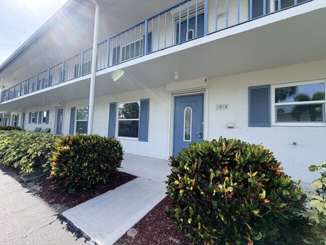 Building Photo - AVAILABLE NOW! Beautifully Renovated First-Floor Condo with Peaceful Screened Lanai