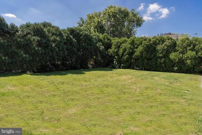 Building Photo - 10 Lloyd Ave